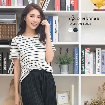 顯瘦--簡約經典V領條紋個性裝飾釦時尚皮質裝飾短袖上衣(白.黑L-3L)-T278眼圈熊中大尺碼