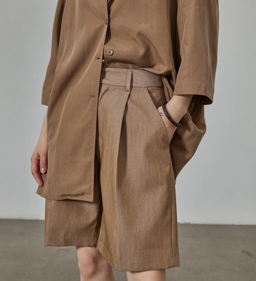 褶皺肌理復古短褲 | 高腰直筒紙袋腰設計 | 百慕大西裝感寬褲