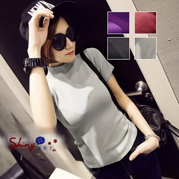 舒適好搭．簡約時尚小高領針織薄款短袖上衣- shiny藍格子【V0012】