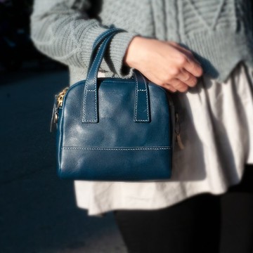 【QueeniQue】淡雅質感手提肩背包/植鞣皮革