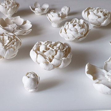 一套手工雕刻的瓷花。这套花有9朵大花和7朵小花. 每朵花都是独一