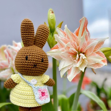 荷蘭 Just Dutch | Melanie 編織娃娃和她的粉黃色洋裝及小花包