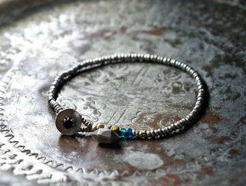 結合了撣族舊銀飾、卡倫族銀飾、舊奧裡薩黃銅、藍色珠子、舊阿富汗金屬墜飾的手鍊。