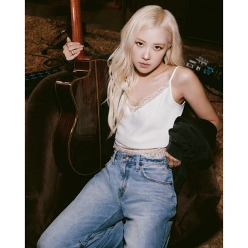 Levi's® ROSÉ朴彩英同款 Lynn 細肩帶背心 / 微彈性 女生上衣 人氣新品 00ATU-0000