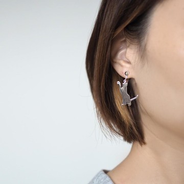 一隻耳朵貓剪影耳夾站立貓藍月光石、藍托帕石、紫水晶、橄欖石