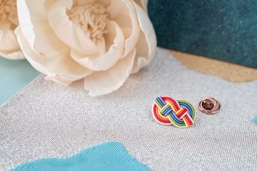 【彩虹】Rainbow彩虹擁抱結 金質別針徽章