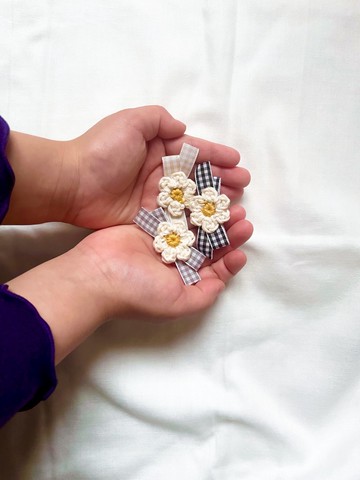 嬰幼兒　兒童用手鉤花朵髮圈　雙入格紋緞帶設計　可更換鬆緊帶