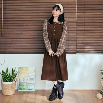 OB嚴選-日系假兩件燈心絨拼格翻領半開襟洋裝《DA10646-》