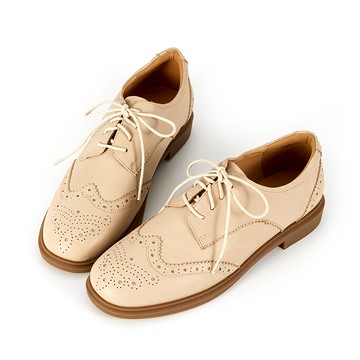 全真皮翼紋雕花橢圓頭低跟德比鞋 奶茶色