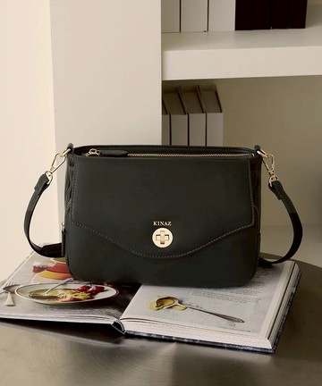 【KINAZ】多隔層圓形旋轉鎖釦掀蓋拉鍊斜背包-濃抹焙綠-圓點系列(BX96481-29)