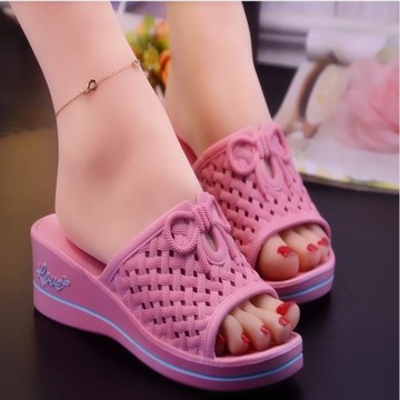 24新款涼拖鞋夏居家室內塑料浴室防滑厚底一字坡跟女士外穿沙灘鞋