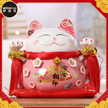 MODACore 摩達客 - ◉春節開運招財◉8.5吋粉紅心心相印桃花招財貓(含坐墊)_撲滿存錢桶擺飾桌飾
