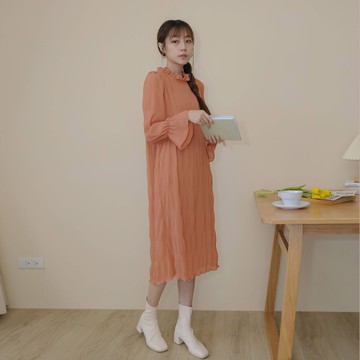 【Our Studio】溫柔荷葉領褶皺喇叭袖垂墜洋裝 奶油色 珊瑚橘色 黑色(現貨)