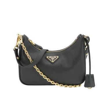 Prada Re-Edition Saffiano 金三角logo防刮皮革鍊帶hobo肩背包(1BC204-黑)