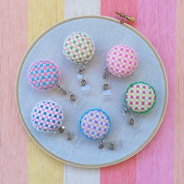 毛線識別證伸縮夾-編織格紋淺底款/台灣製鋼絲拉繩