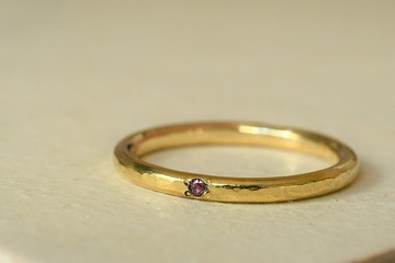 昔日的故事紅榴石石榴石