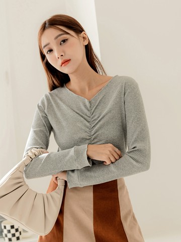 V領純色抽皺細坑條針織長袖上衣