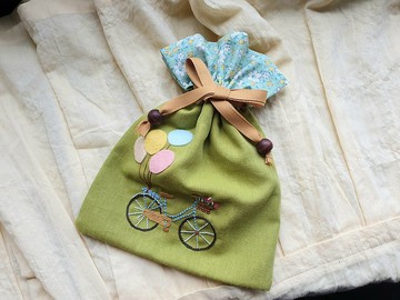 手刺繡/草原腳踏車束口袋/踏青