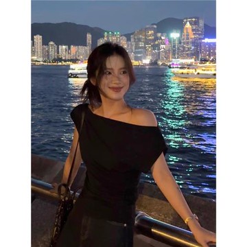鄭大錢 夏季bi入斜肩一字露肩紙片人T恤收腰顯瘦薄款短袖黑色上衣