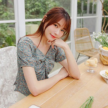 法式碎花V領扭結後背鬆緊上衣-OB大尺碼