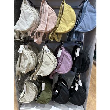 春日馬卡龍色系單肩斜跨餃子包
