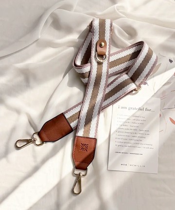 【KINAZ】品牌LOGO烙印皮革手腕斜背兩用釦環背帶-糖霜莓果-帶我走系列(BN96411-66)