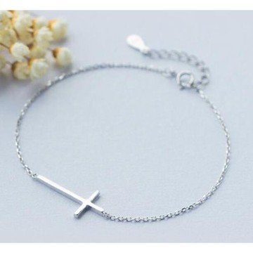 【Jpqueen】精緻典雅十字架手鍊(白金色)