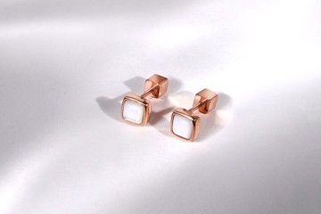 極簡方形。珍珠母貝耳環