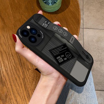 格子笑臉蘋果15ProMax手機殼新款iPhone14Plus腕帶13/12防摔軟殼
