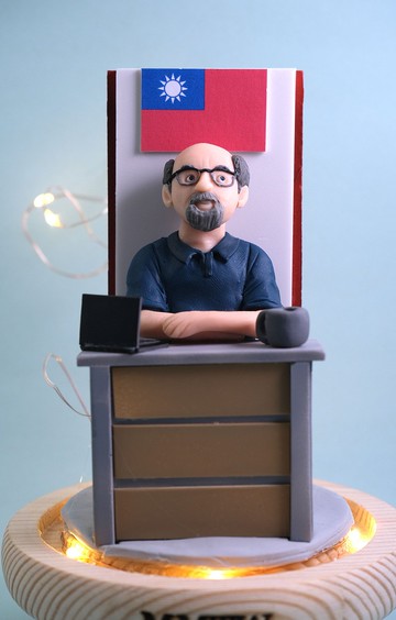 榮休記念小禮品,內有LED燈效,可客製名字.提供相片客製人物造型