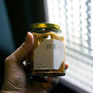 秘製辣牛油（2入） ❤ 熱銷千罐 ❤ 乾拌麵香多過於辣 ❤ 炒飯、炒義大利麵超香 ❤ 百搭好醬，最佳良拌 ❤ 天下雜誌＋日本FRaU雜誌＋小日子＋Sense＋Here等媒體經典推薦