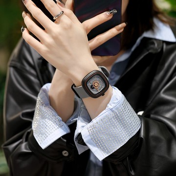 免運 快速出貨 【母親節禮物】高配版方形手錶女硅膠錶帶日歷腕錶小眾設計感輕奢C