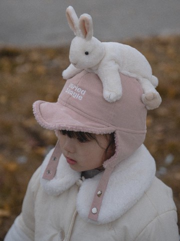 耳罩兔戴在你頭上的帽子