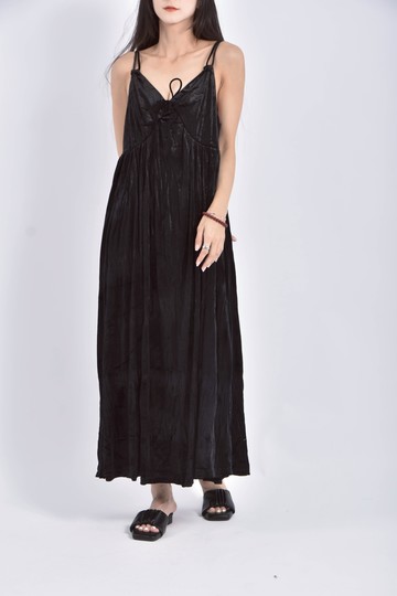 (M) one seven質感絨布細肩帶黑色洋裝