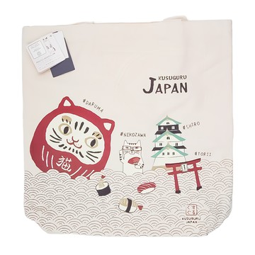 kUSUgURU JAPAN 日本眼鏡貓 JAPAN X KUSUGURU日本限定觀光主題系列 帆布手提肩背兩用包 KJB2307015  36 x 28 x 8cm 手把50cm  達摩&貓澤款 米白色
