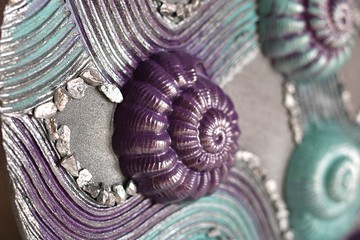 五顏六色的石膏貝殼，抽象的牆壁裝飾，簡約的質感繪畫