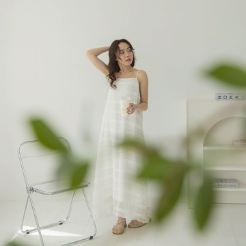 QUEENSHOP_ S 女裝 長袖 立體荷葉點點紋理細肩洋裝 現+預 【01087006】