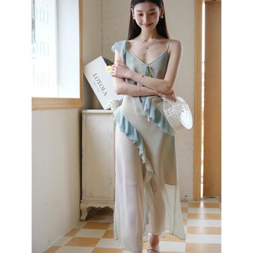 且可ChillCozy 春川繆斯 中長款斜裁珍珠雪紡荷葉邊吊帶連衣裙女