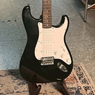 【二手】9成新 Squier Bullet Stratocaster HT SSS 固定式琴橋 單單單 黑色 Black 印度月桂木指板 新手入門推薦 電吉他