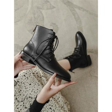 黑色短靴女2026新款秋冬英倫風馬丁靴女款搭配平底系帶短筒靴子女
