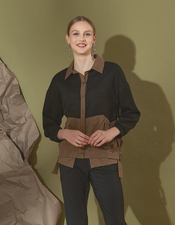 ★【喜芝梅】咖啡密語 獨特雙色拼接寬鬆舒適百搭上衣(黑色；M-L) 224070301