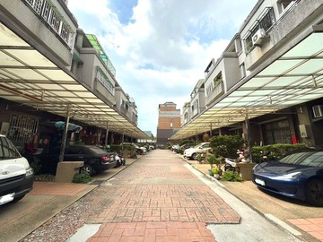 北屯十期｜軍福公園｜震後前院停車別墅近捷運好市多｜台中市北屯區軍榮街