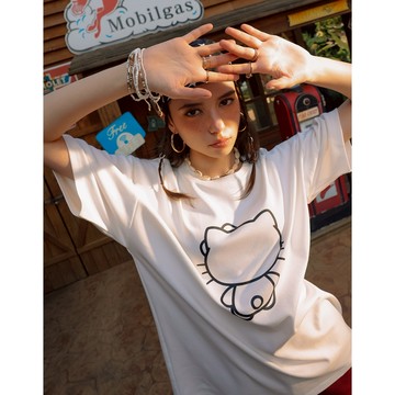 AIR SPACE PLUS 【Hello Kitty聯名】輪廓線圖案寬版TEE(白) 女裝 現貨 中大尺碼 棉花糖女孩