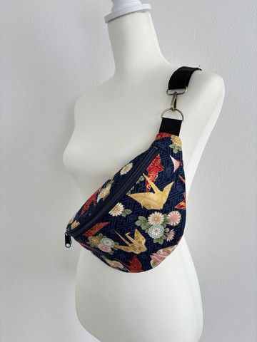 傳統日式和風斜背包 - 幸運紙鶴與四季花卉 (靛藍)