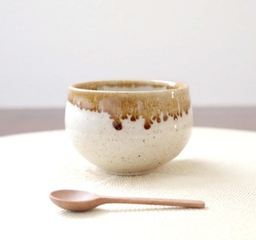 白御影土與透明釉的湯杯 飴釉杯口