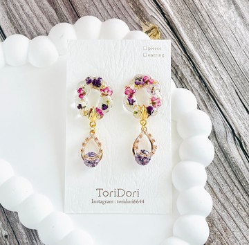 藉由愛麗絲花飾點綴的垂墜寶石耳飾