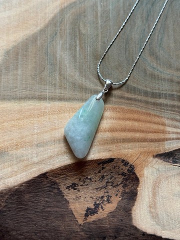 【翡翠】淡綠隨型翡翠胸墜