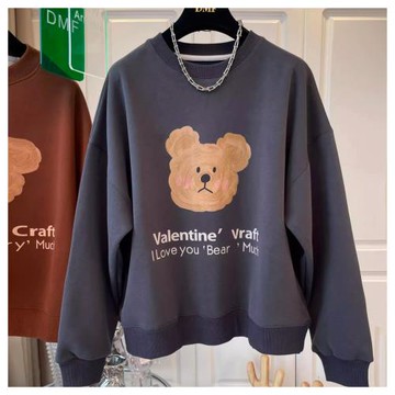 預購 AKARA 中大服飾 韓系時尚熊米長袖大學T毛衣上衣 M-3XL 現+預