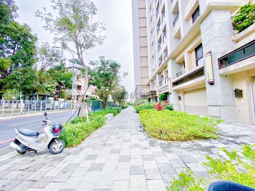 東區德高國小旁昕視界全新大面寬樓店｜台南市東區德東街