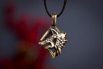 維京風格的狼形青銅吊墜。 芬裡爾狼項鏈。 巫師飾品。 狼人